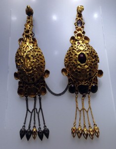 Faimoasele fibule pereche din tezaurul descoperit la Pietroasa, judeţul Buzău, supranumit "Cloşca cu puii de aur" (secolul V d.Hr.)